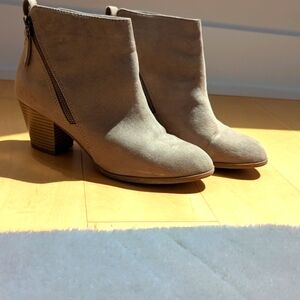 Express Tan Ankle Boots with Block Heel and Side Zipper
